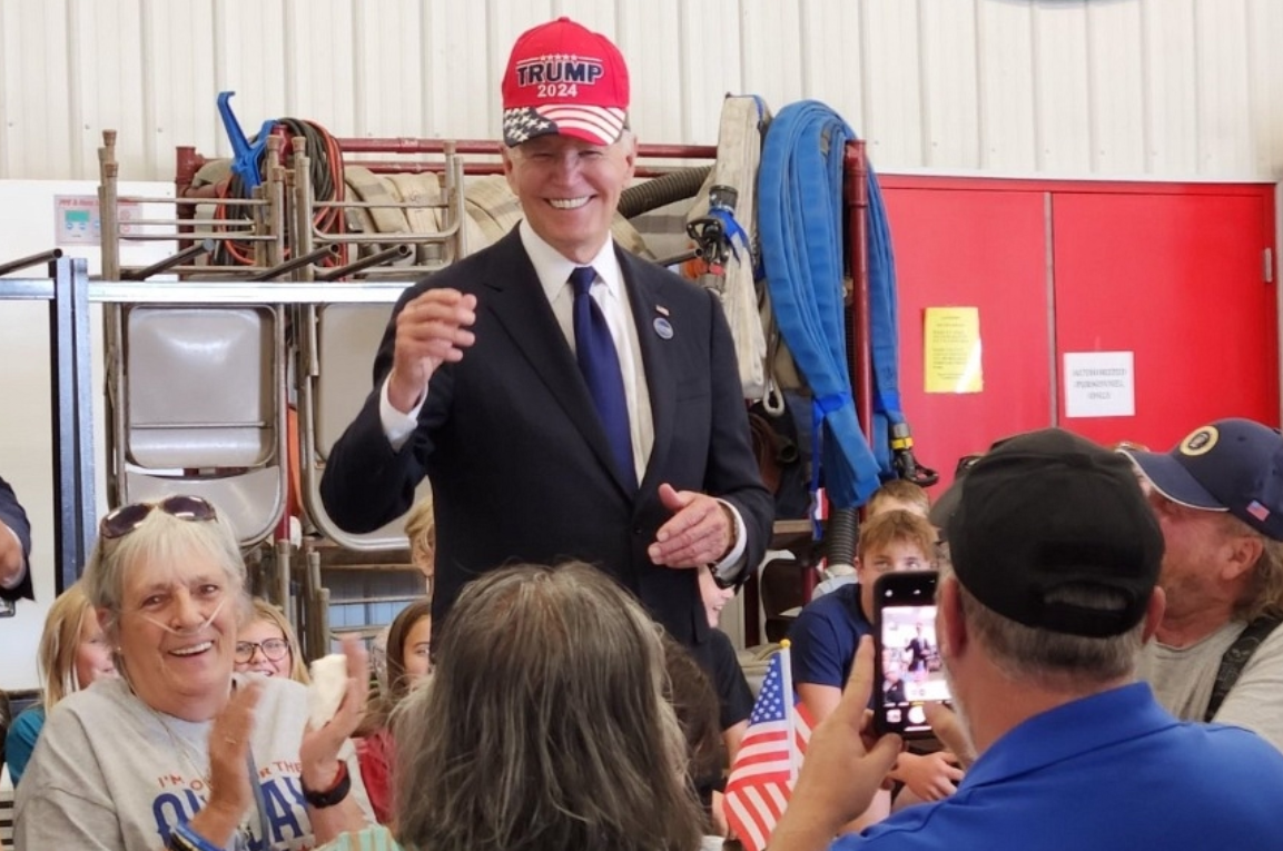 Nhà Trắng giải thích lý do ông Biden đội mũ 'Trump 2024' 