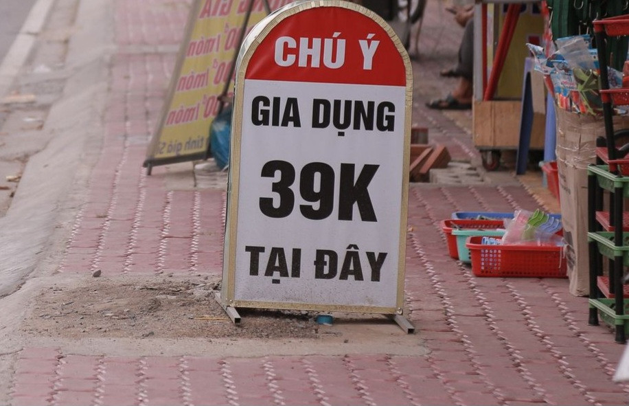 Đặt bảng quảng cáo 'nhái' biển báo giao thông, có bị phạt? 