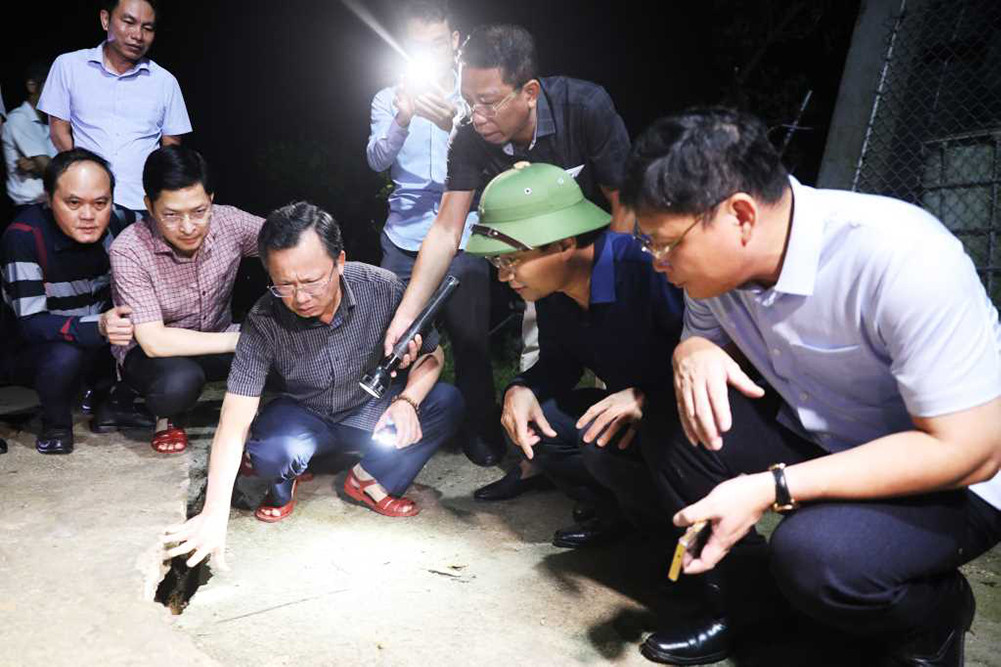 Xuất hiện nhiều vết nứt trên đồi, Quảng Ninh di dời khẩn cấp 136 hộ dân