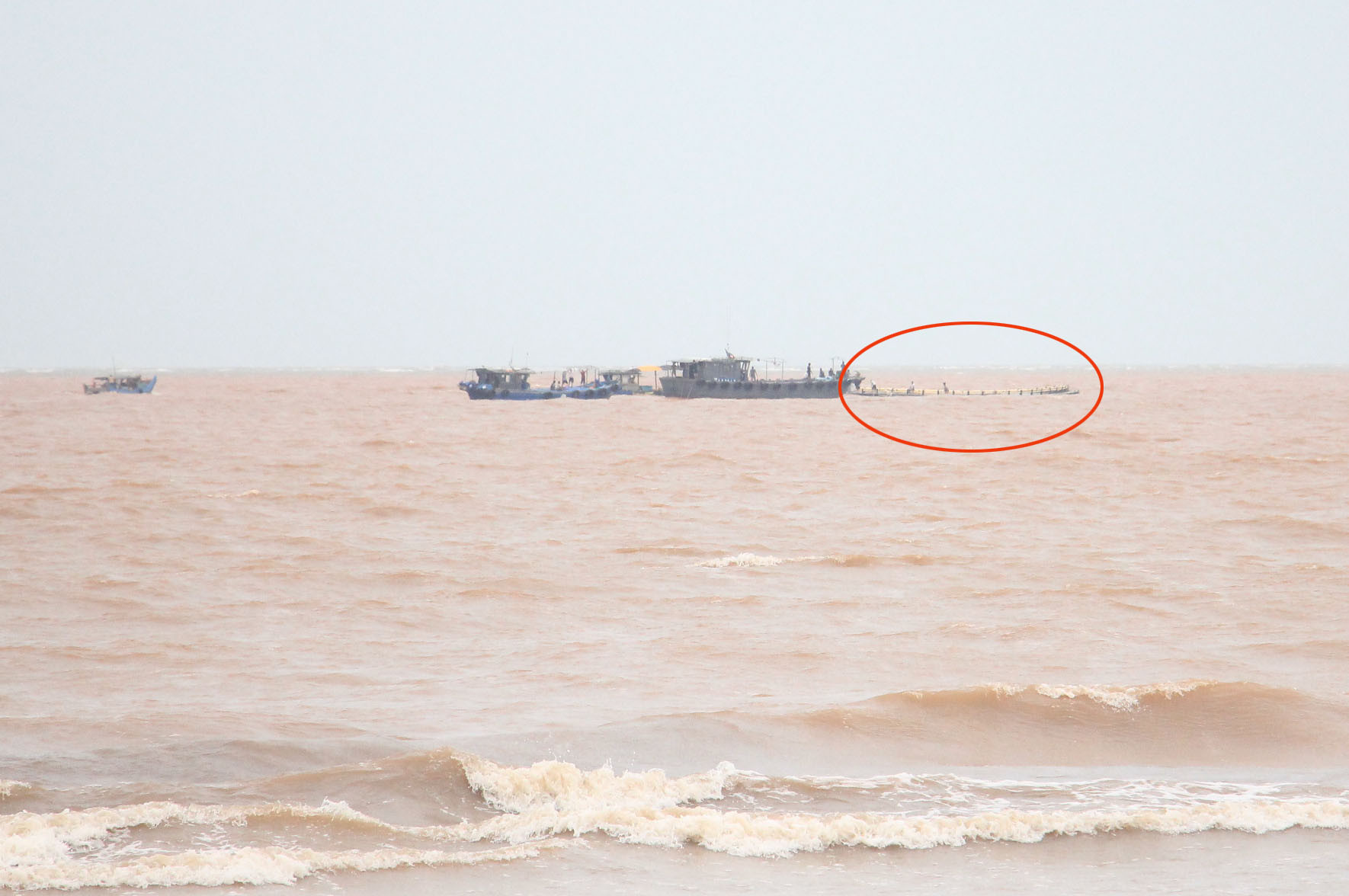 Tìm chủ nhân 12 lồng cá dạt vào bãi biển ở Quảng Ninh