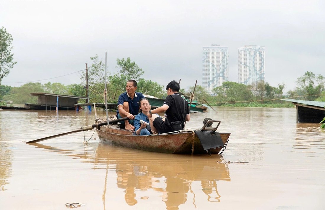 Lũ sông Hồng xuống chậm, nhiều nơi còn ngập úng kéo dài