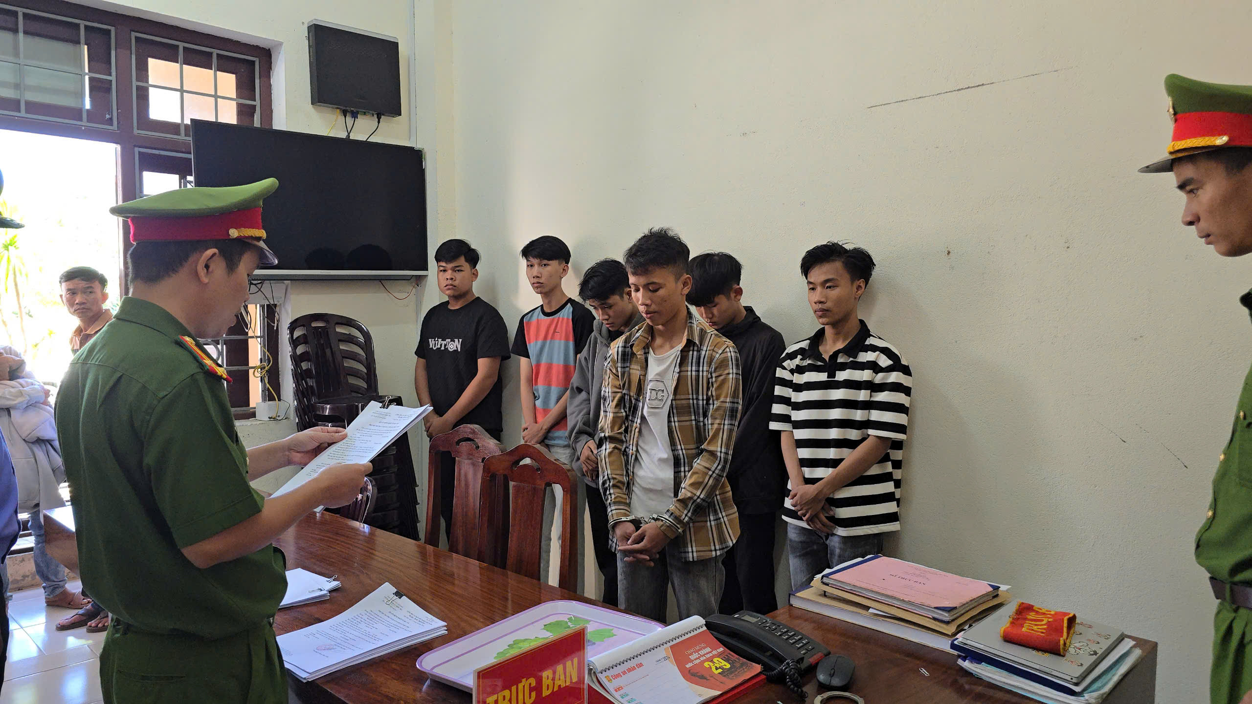 Mâu thuẫn trên mạng xã hội, 20 thanh niên mang hung khí hẹn nhau hỗn chiến