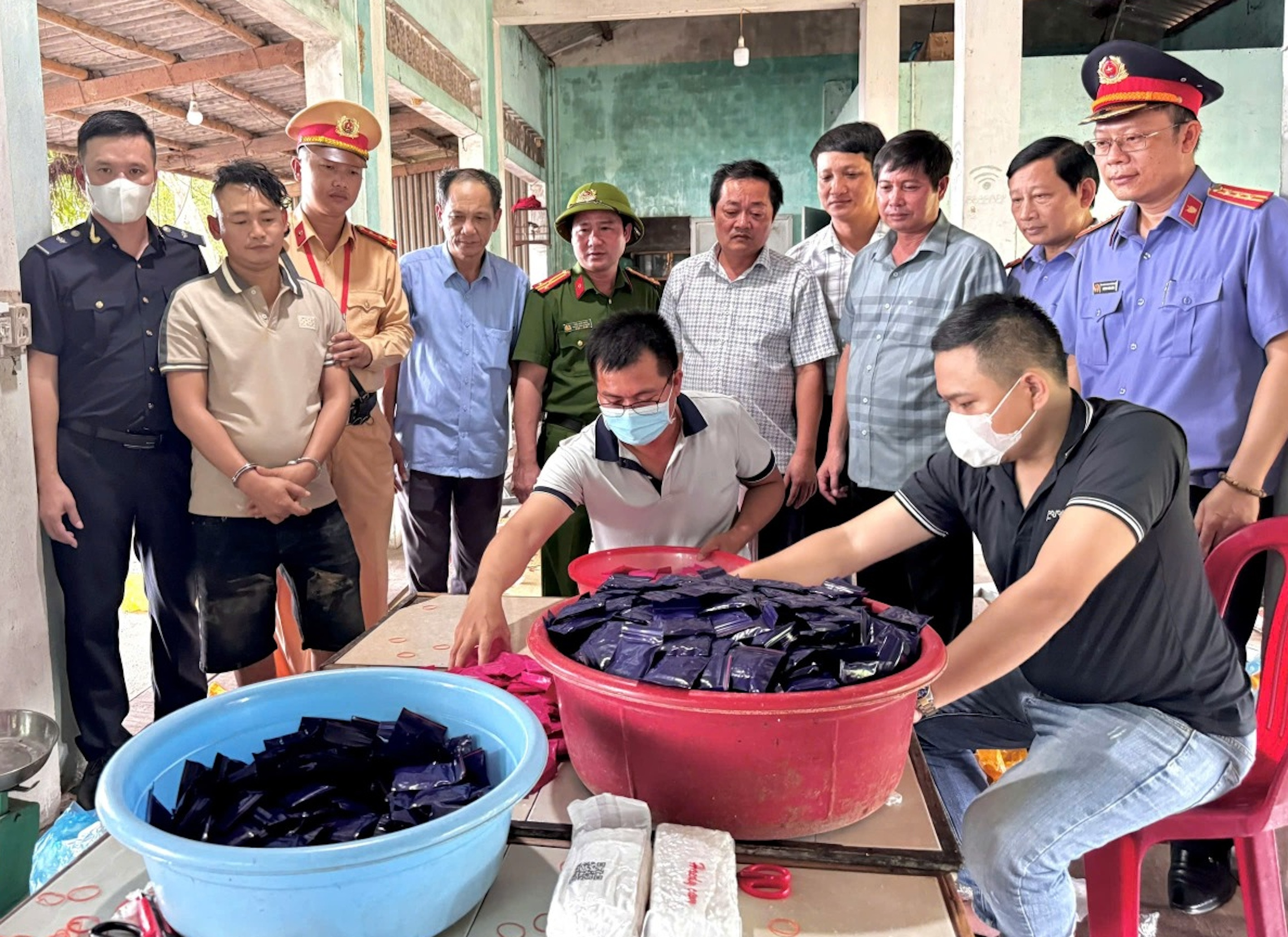 Bắt giữ 2 kẻ mang súng chuyển 26kg ma tuý từ Kon Tum ra Quảng Bình