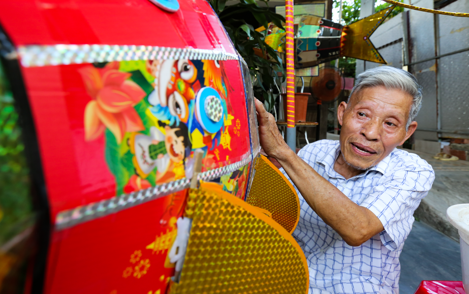 Cụ ông 74 tuổi biến rác thải thành đèn trung thu truyền thống 