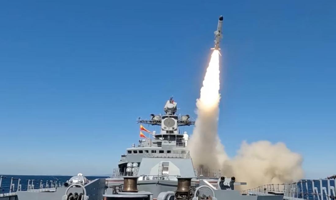 Tàu chiến Nga và Trung Quốc tập bắn tên lửa trên biển Nhật Bản