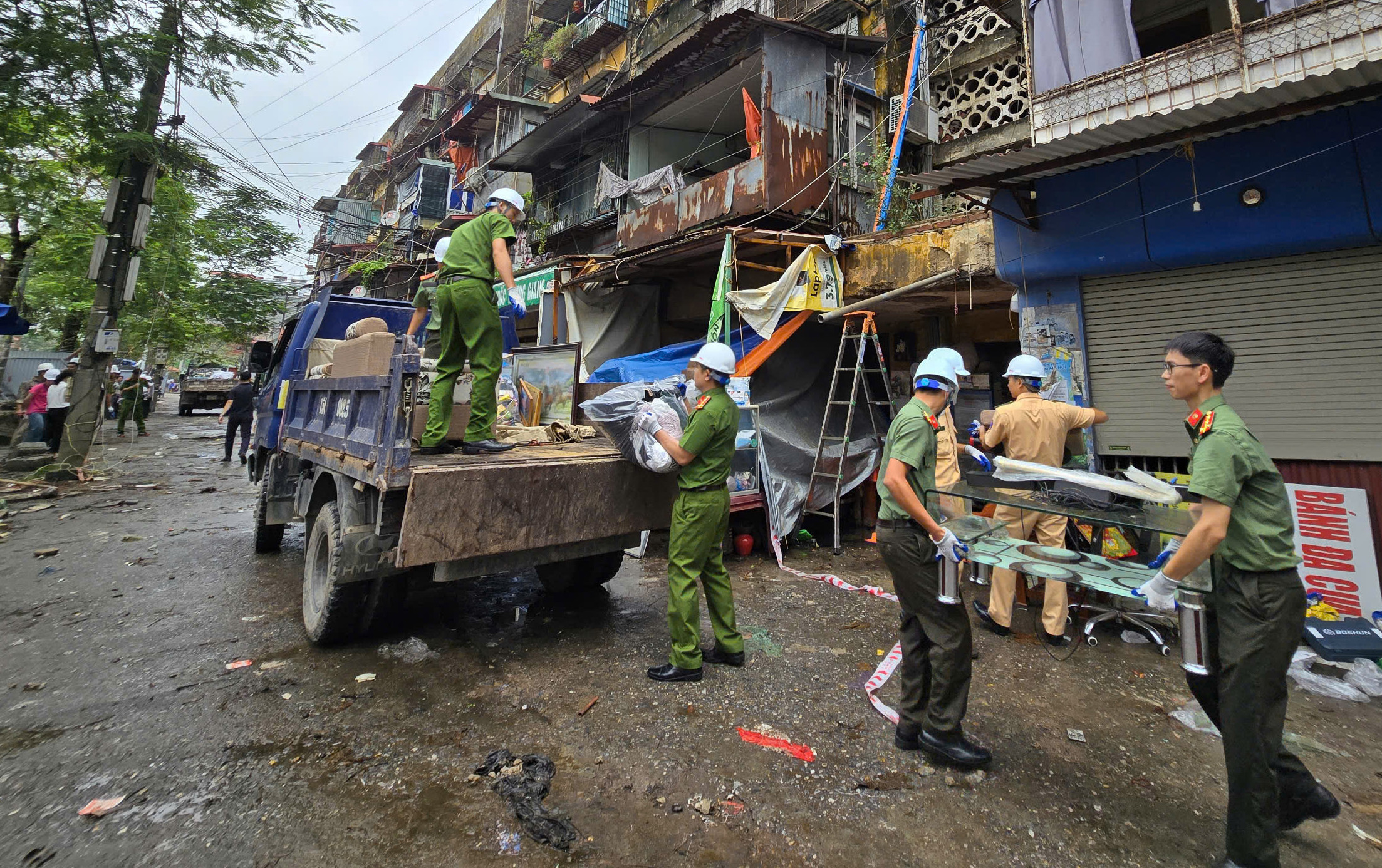Khẩn trương hỗ trợ di chuyển tài sản các hộ dân ở chung cư cũ sau bão số 3