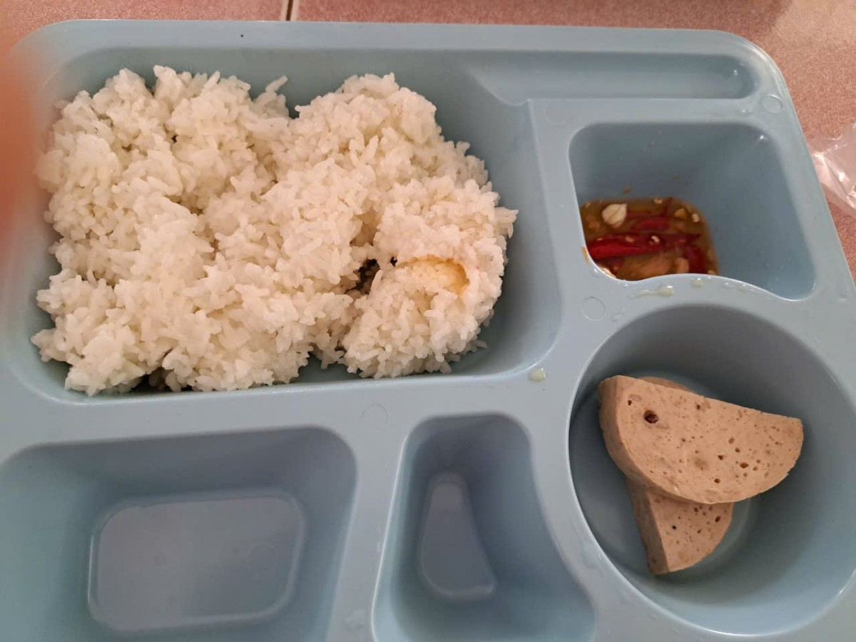 Vụ khay cơm chỉ có 2 miếng chả: Giáo viên bật khóc đối thoại với Chủ tịch huyện