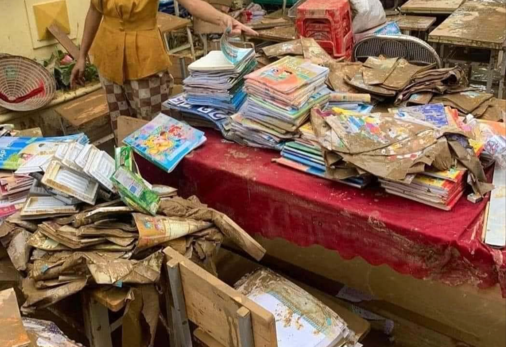 Gần 41.600 bộ sách giáo khoa bị hỏng do mưa lũ 