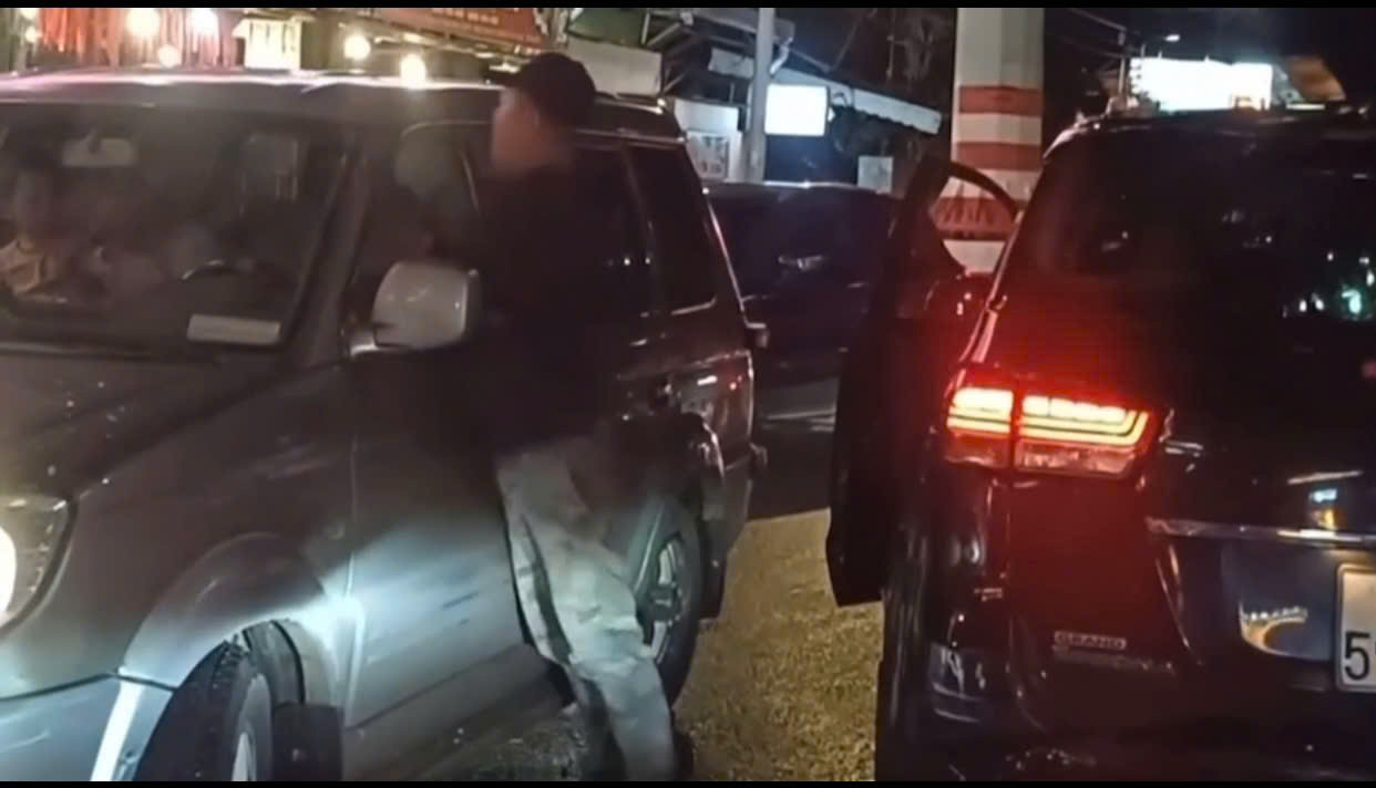 Tạm giữ người đập kính ô tô, tấn công tài xế ở TP.HCM