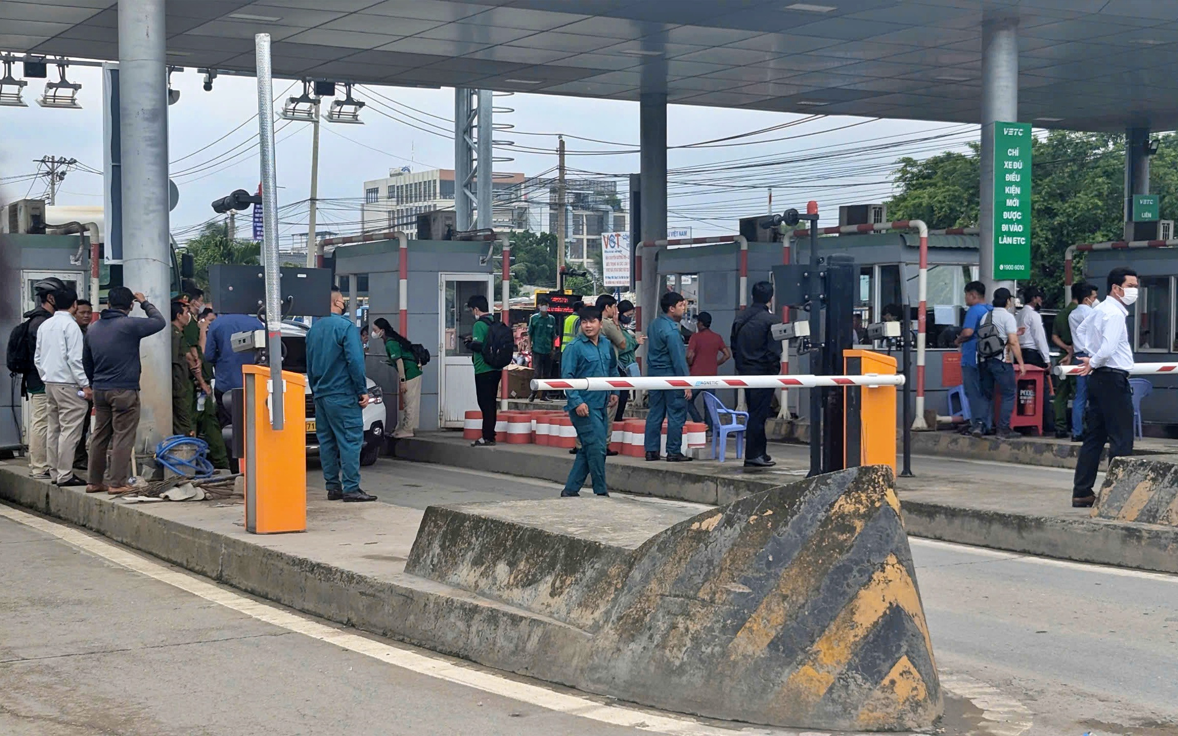 Trạm BOT Phú Hữu ở TP Thủ Đức ùn ứ trong ngày đầu thu phí