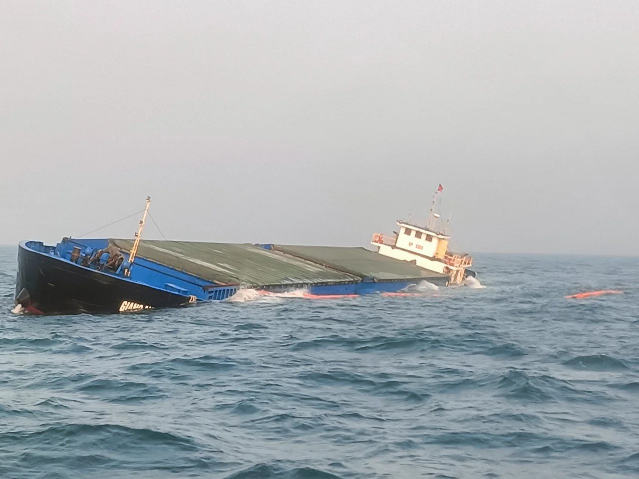 Tàu hàng bị sóng đánh chìm ở vùng biển Quảng Nam, 8 thuyền viên lên bè cứu sinh