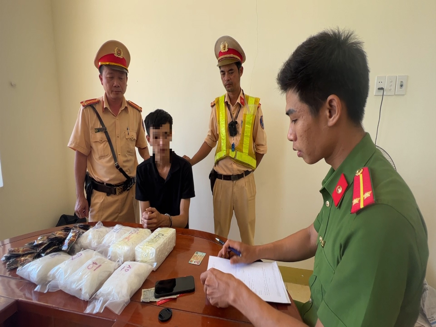 Ngụy trang 6kg ma túy trong lon sữa yến mạch