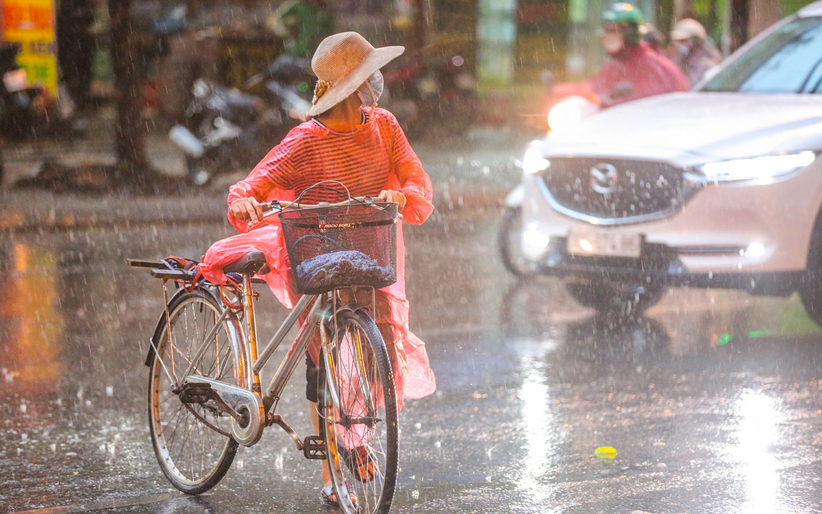 Miền Bắc mưa dông trước khi không khí lạnh tràn về