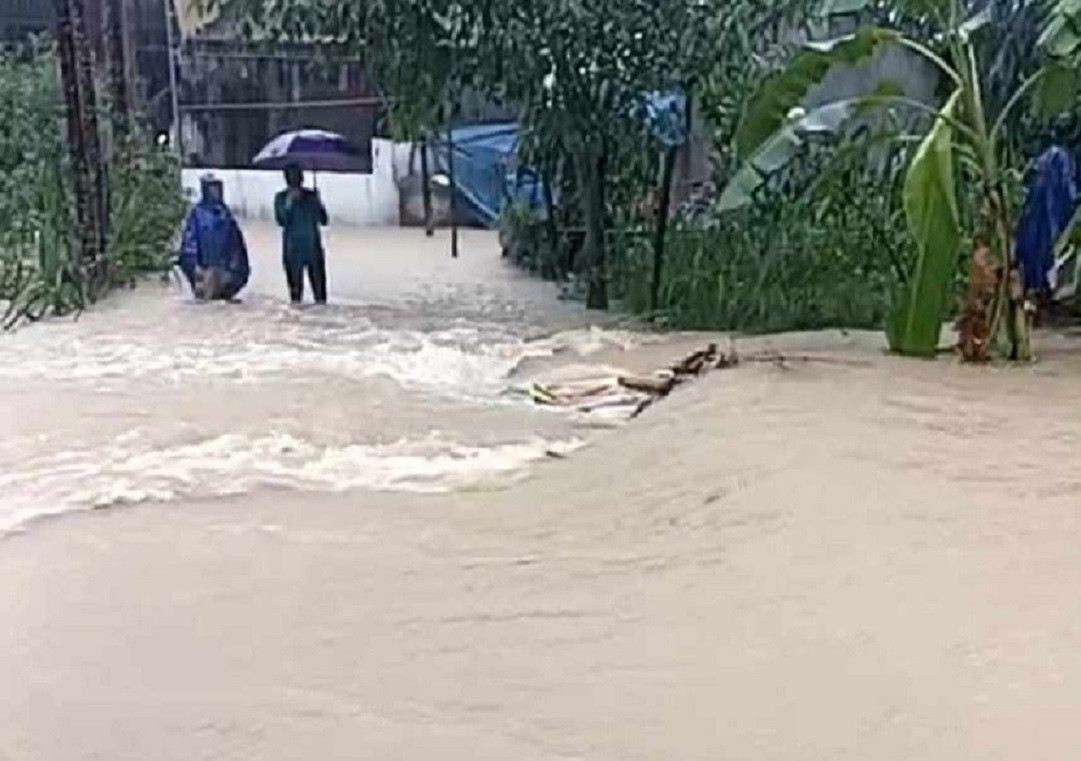 3 mẹ con ở Nghệ An bị lũ cuốn khi băng qua cầu tràn, người mẹ mất tích