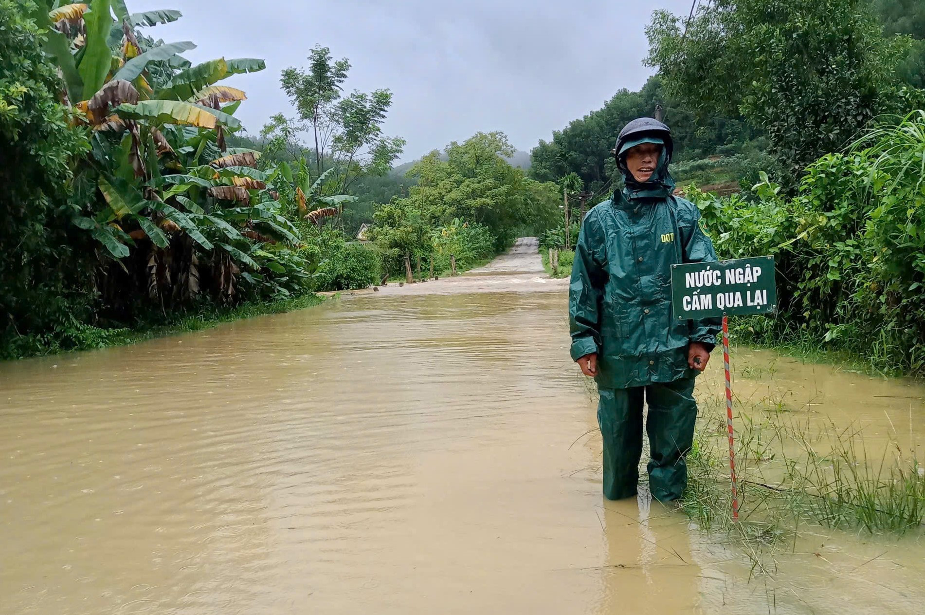 Mưa lớn dồn dập, nước lũ nhấn chìm nhiều cầu tràn ở huyện miền núi Hà Tĩnh