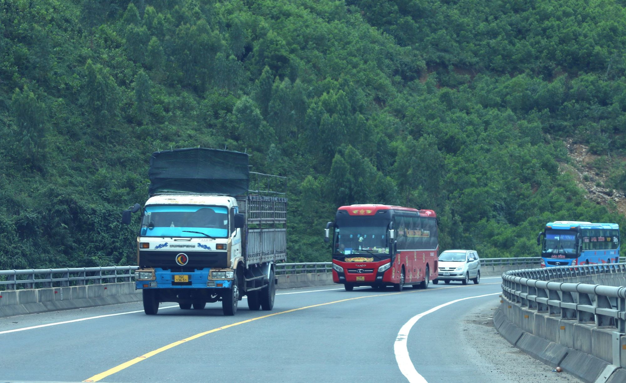 Xe hỏng đậu giữa đường, tài xế có bị phạt vì cản trở giao thông?