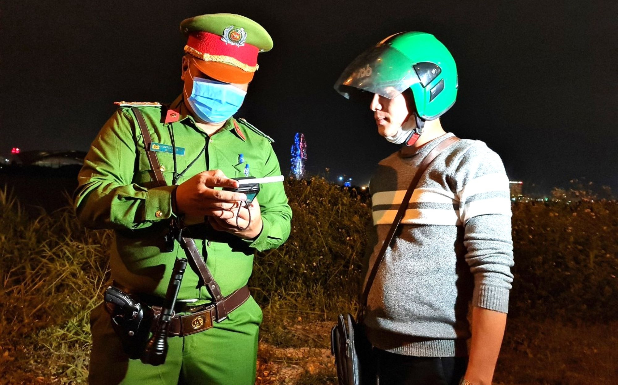 Không uống bia rượu nhưng thổi có nồng độ cồn phải làm sao?