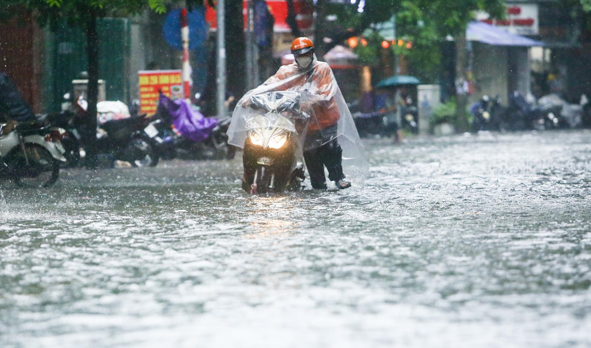 Cảnh báo ngập nhiều tuyến phố Hà Nội ngày 22/9 và dự báo thời tiết 10 ngày