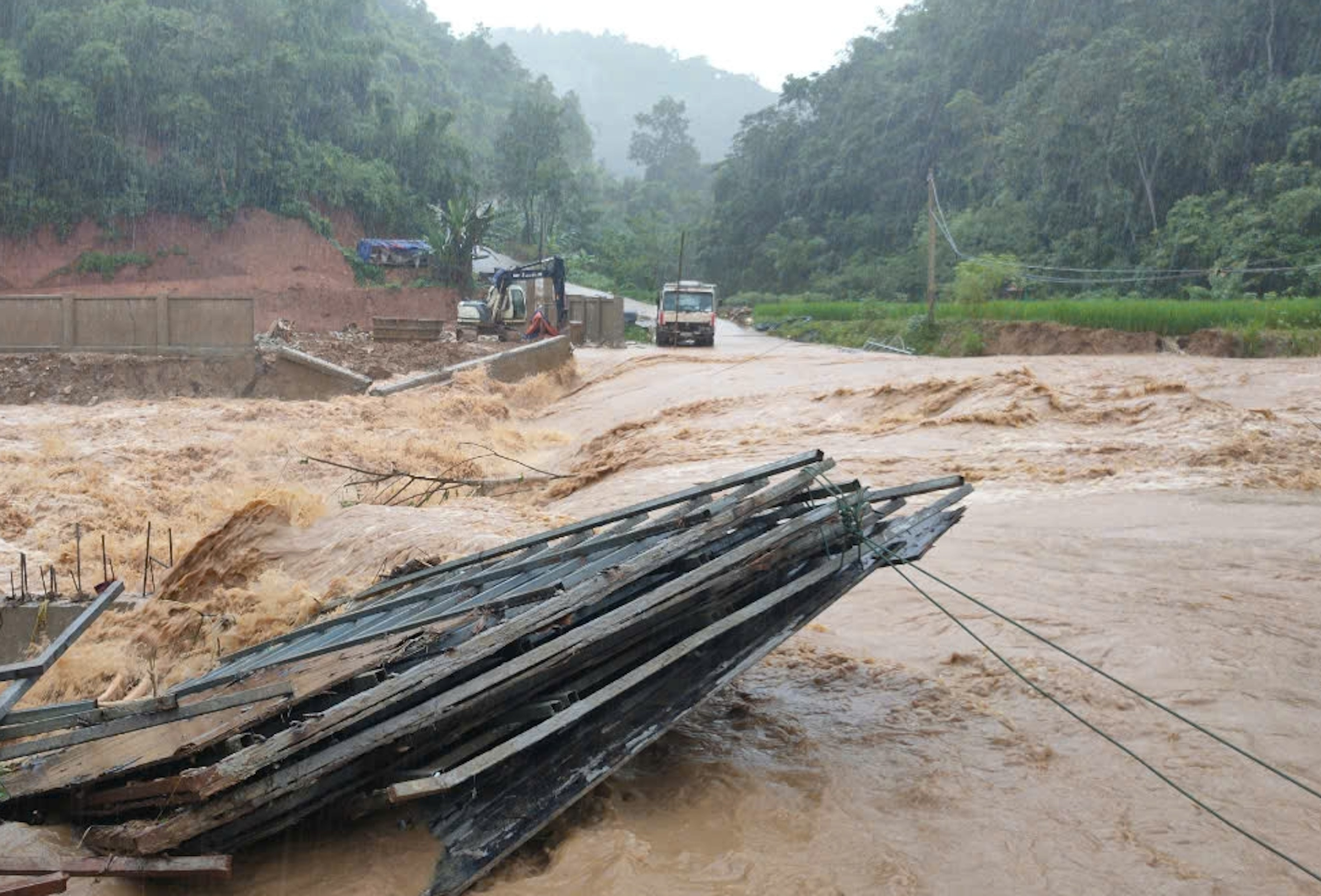 Nước lũ lên nhanh, khẩn cấp sơ tán hàng chục hộ dân xã vùng biên ở Thanh Hoá