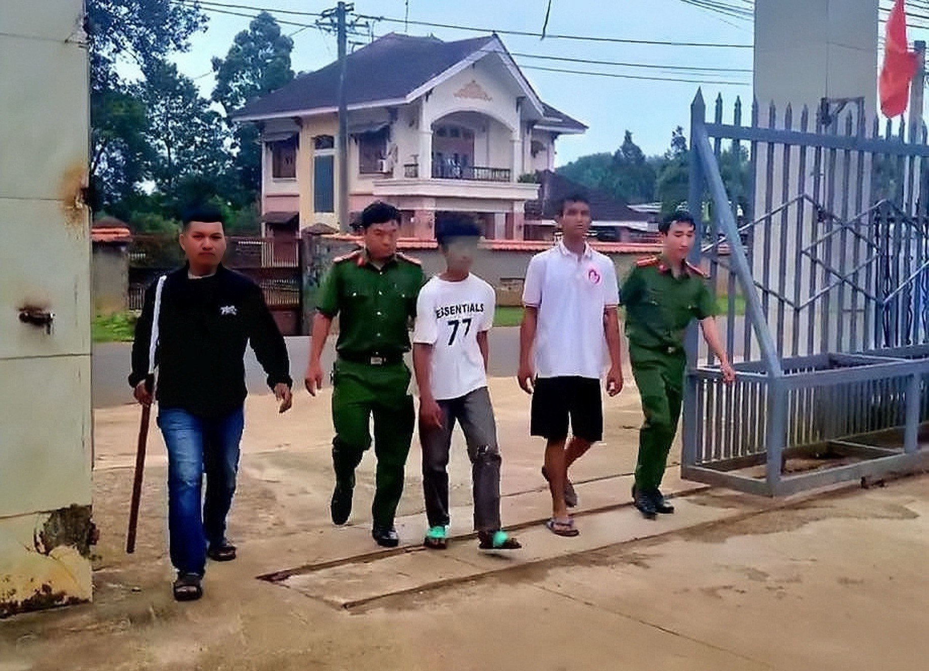 Đắk Lắk:  Người yêu cũ có người mới, cậu rủ cháu 14 tuổi mang dao đi đánh ghen