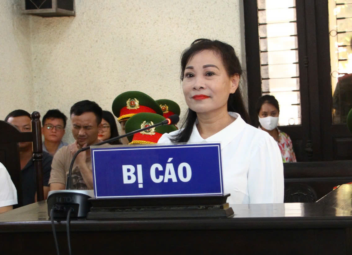 Tống tiền cán bộ làm sai sổ đỏ, người phụ nữ lĩnh 8 năm 6 tháng tù