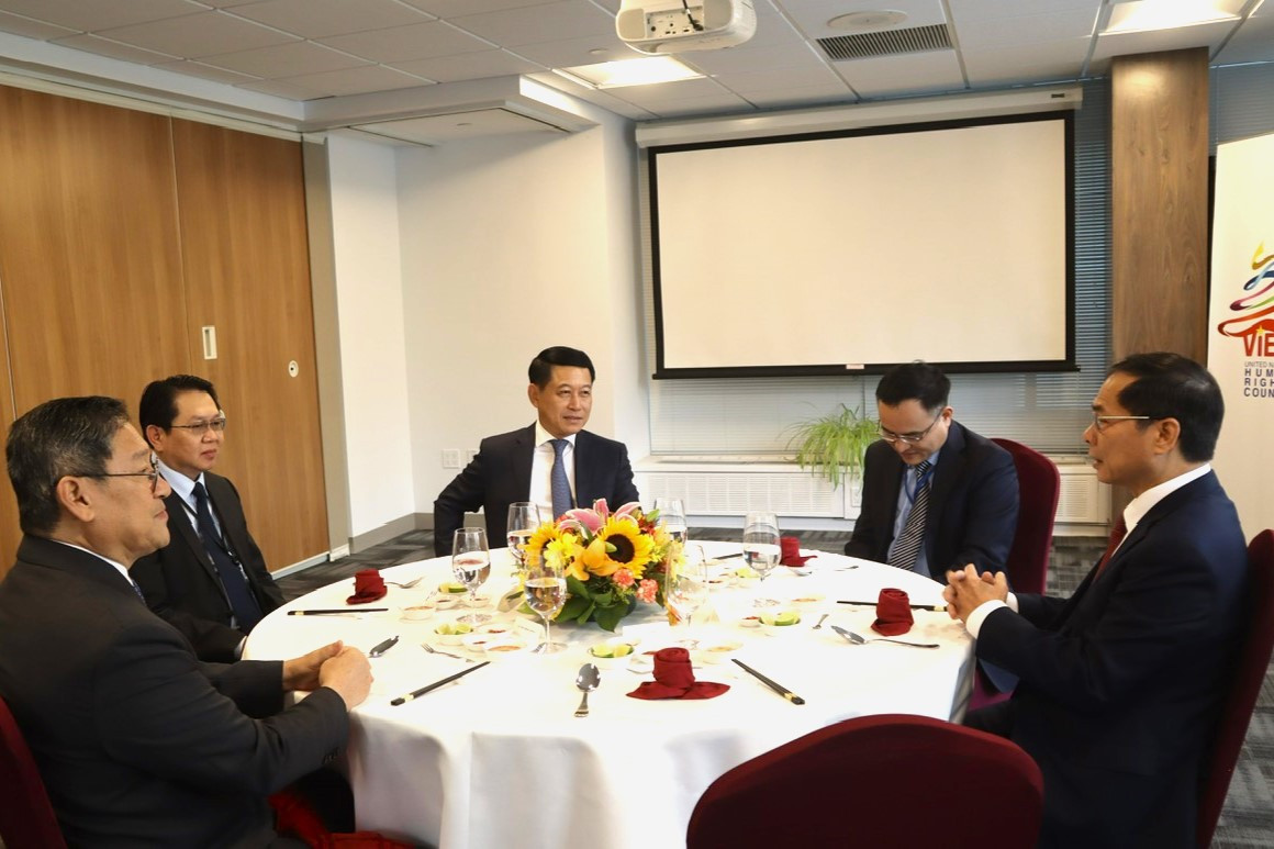 Phó Thủ tướng, Bộ trưởng Ngoại giao Campuchia - Lào - Việt Nam ăn sáng, làm việc