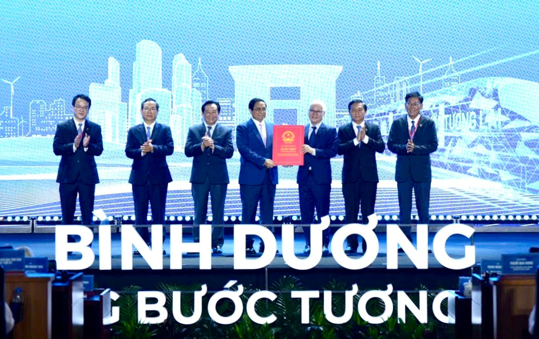 Bình Dương trao quyết định chủ trương đầu tư 6 dự án trị giá 1,5 tỷ USD