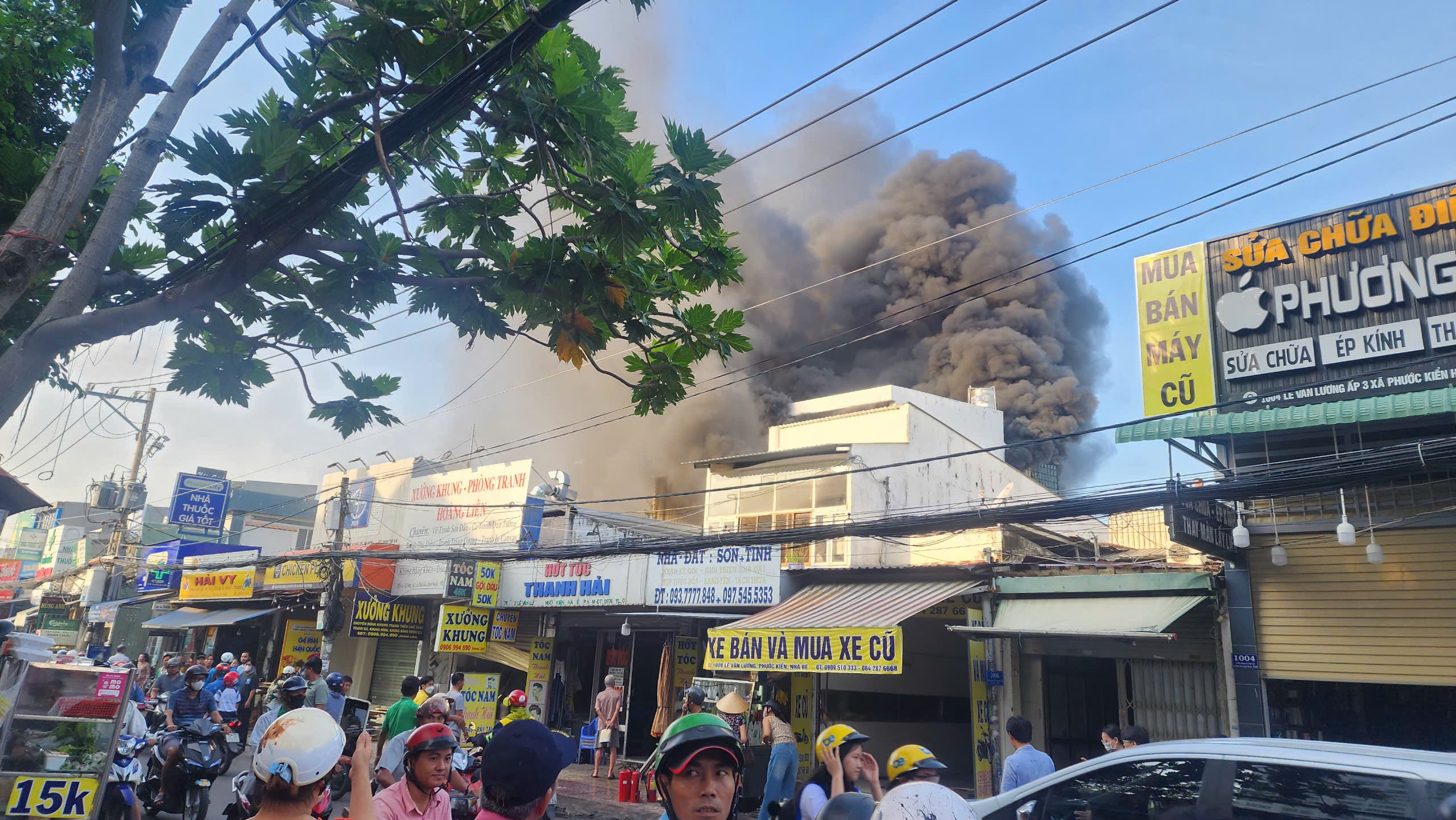 Cháy xưởng tranh ở TP.HCM, cảnh sát phá cửa cuốn dập lửa