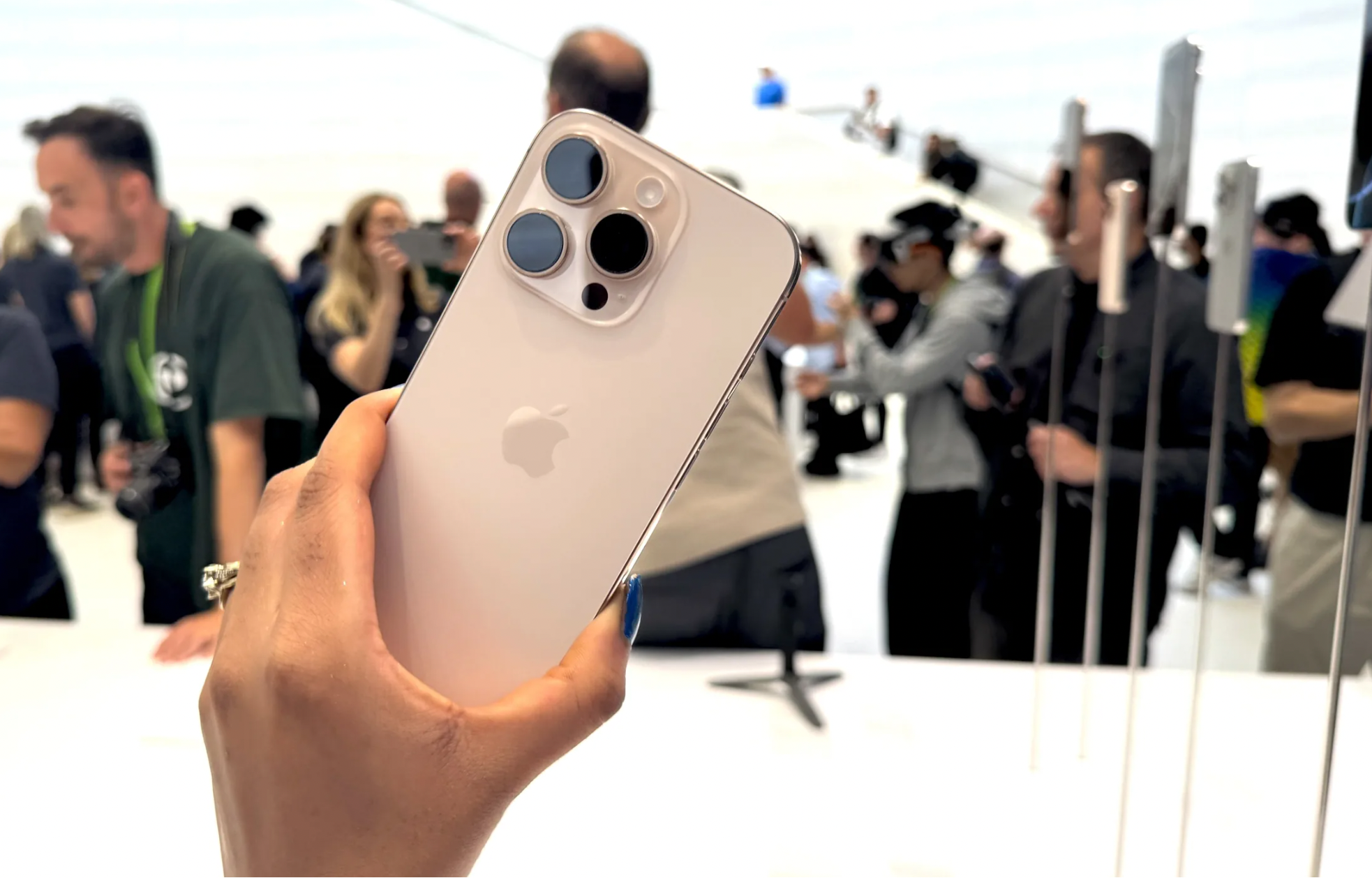 Điện thoại mới mua đã nóng, tốn pin là bình thường