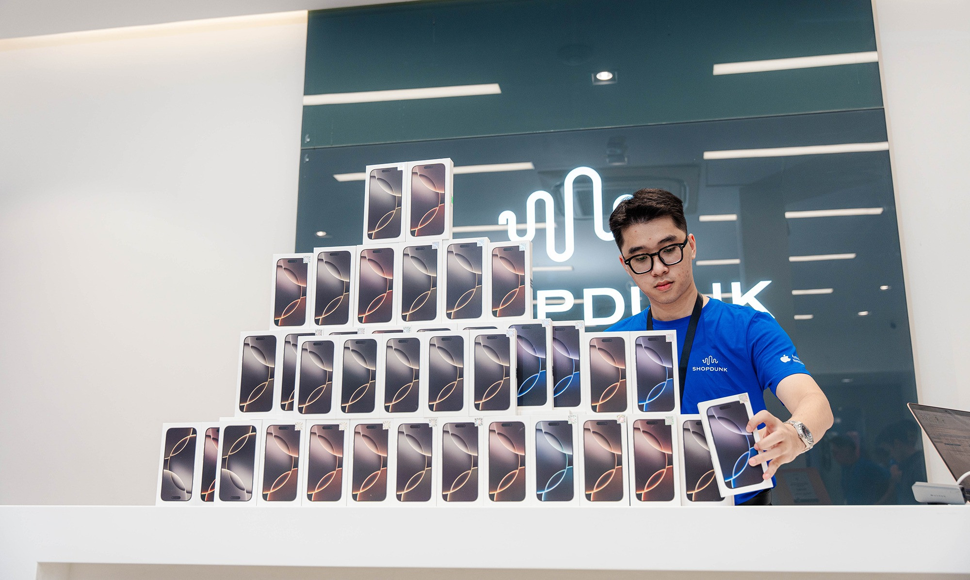 iPhone 16 thành chủ đề nóng nhất mạng xã hội Việt Nam sau 12 giờ giao hàng