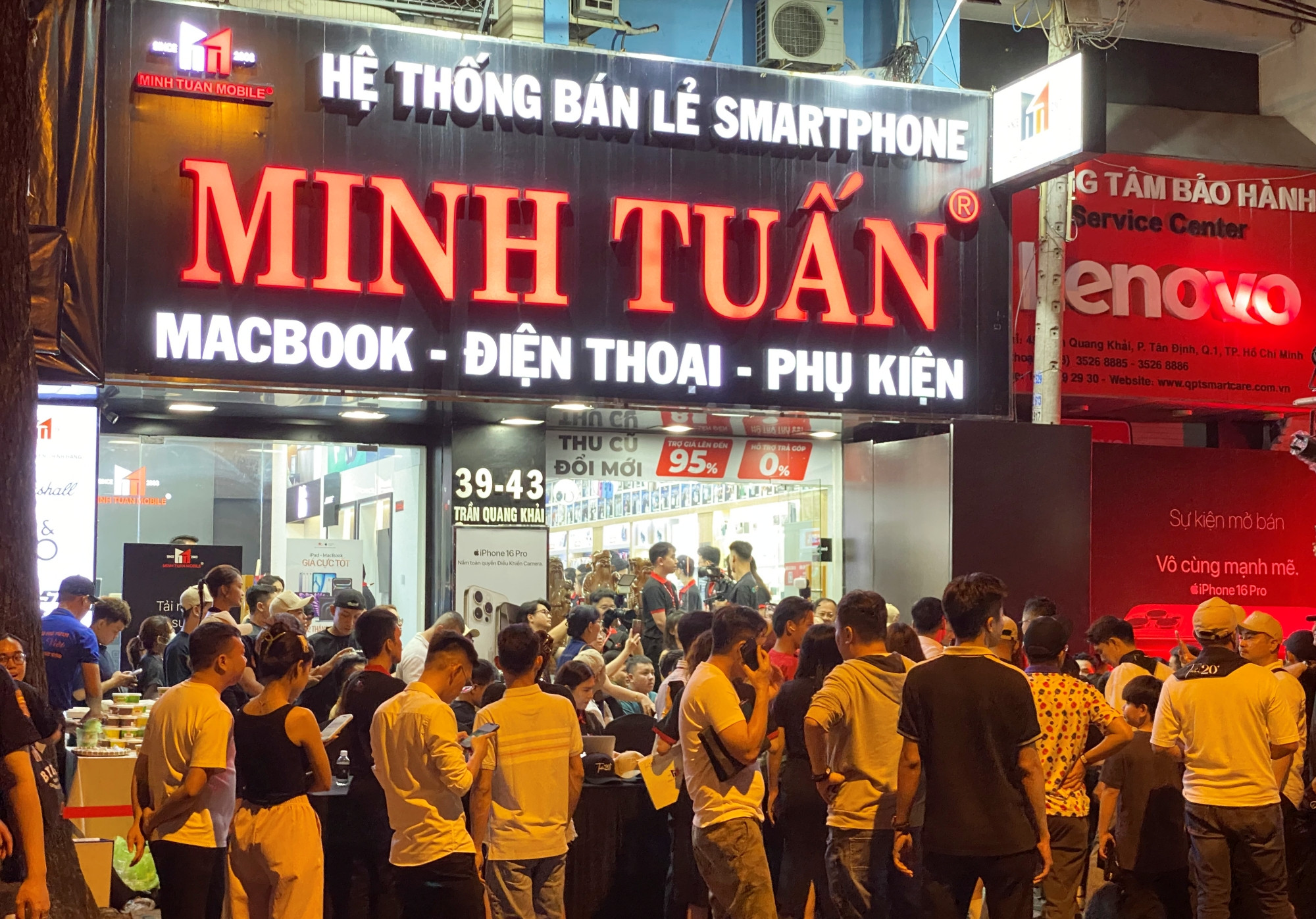 Dân TP.HCM thức xuyên đêm, xếp hàng mua iPhone 16 series