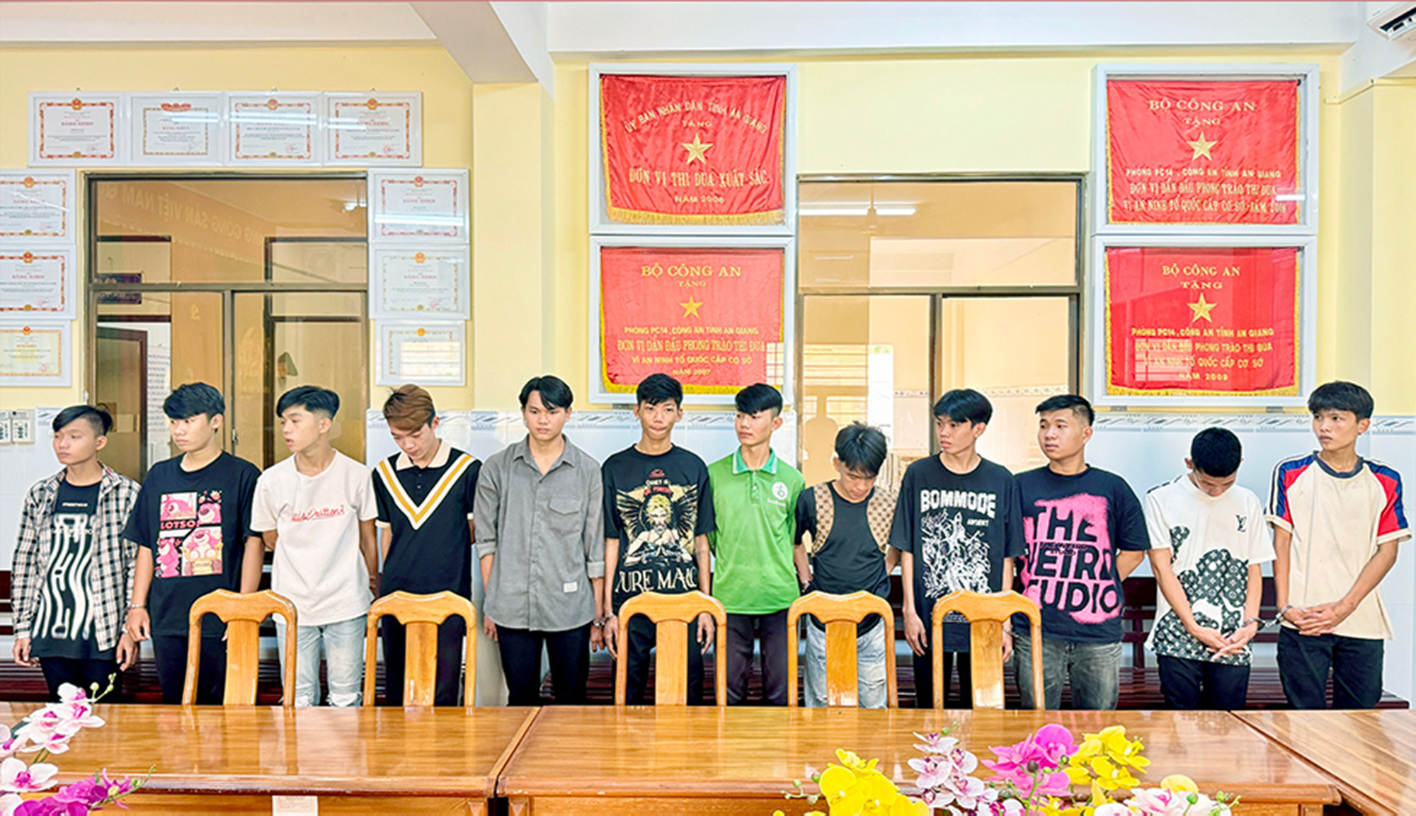 Bắt giam 12 thanh thiếu niên trả thù bằng dao, gây thương tích 25% cho nạn nhân