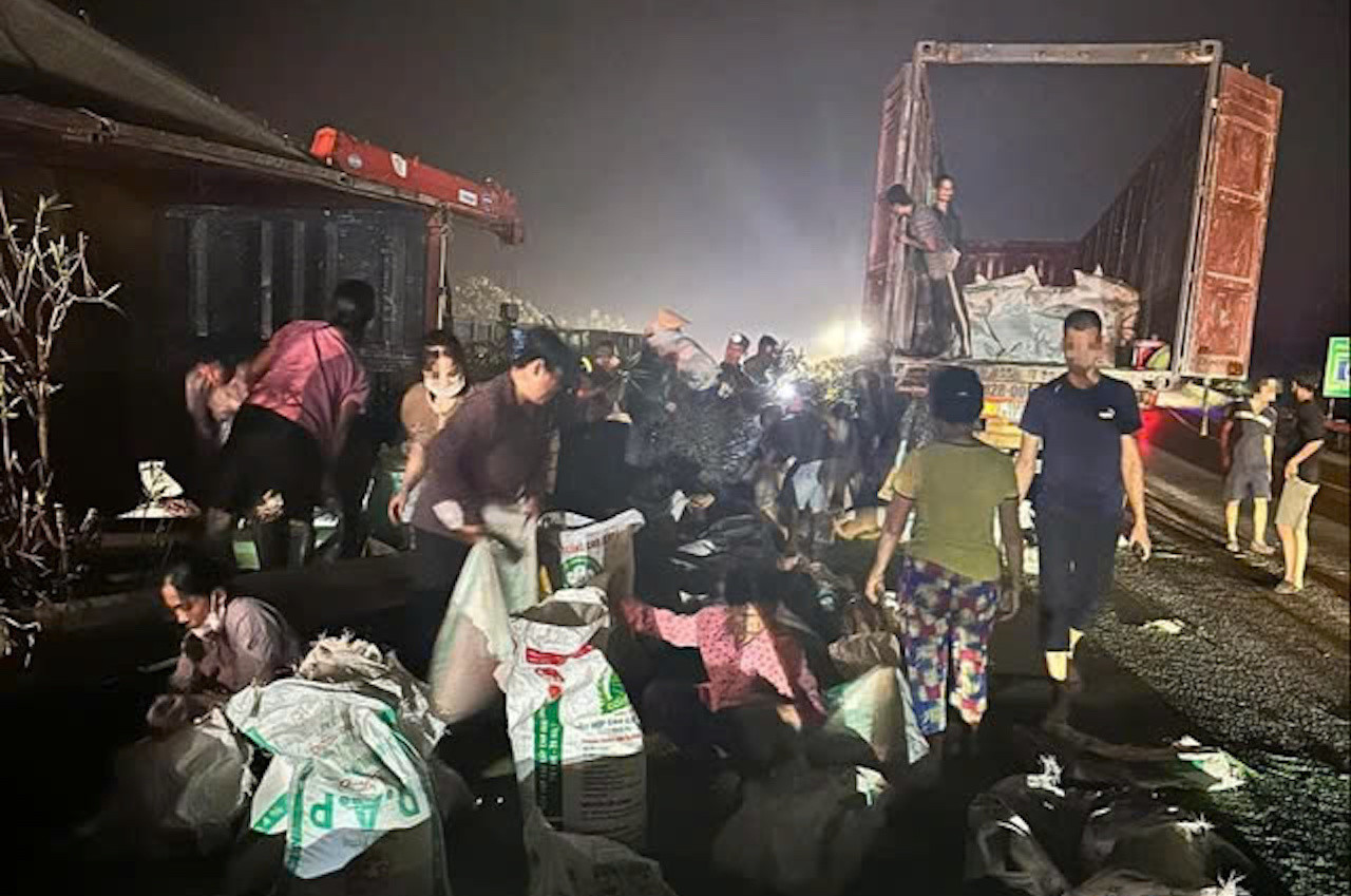 Xác minh thông tin người dân 'hôi của' xe tải gặp tai nạn trên cao tốc