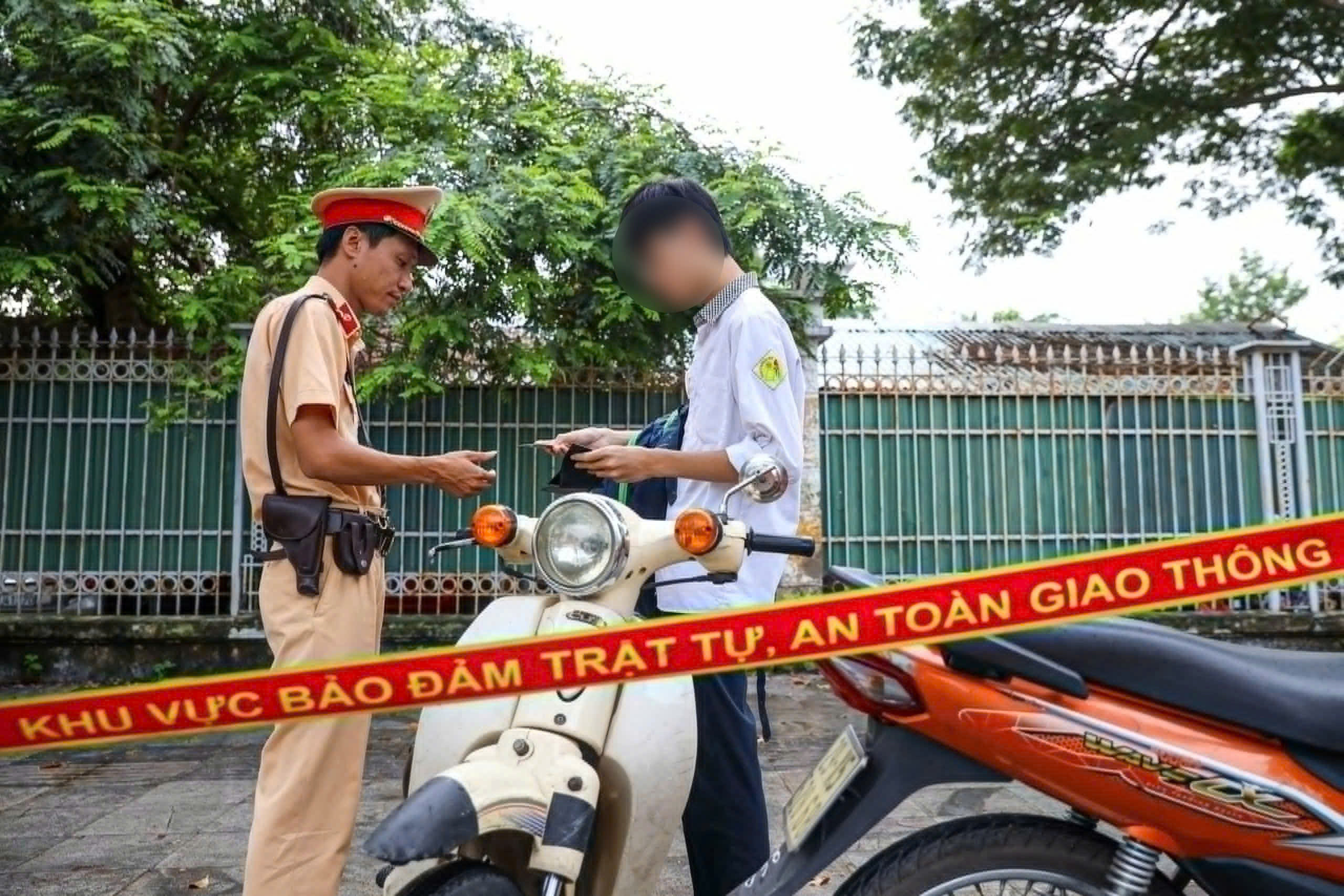 Theo chân CSGT Hà Nội xử phạt học sinh vi phạm luật giao thông