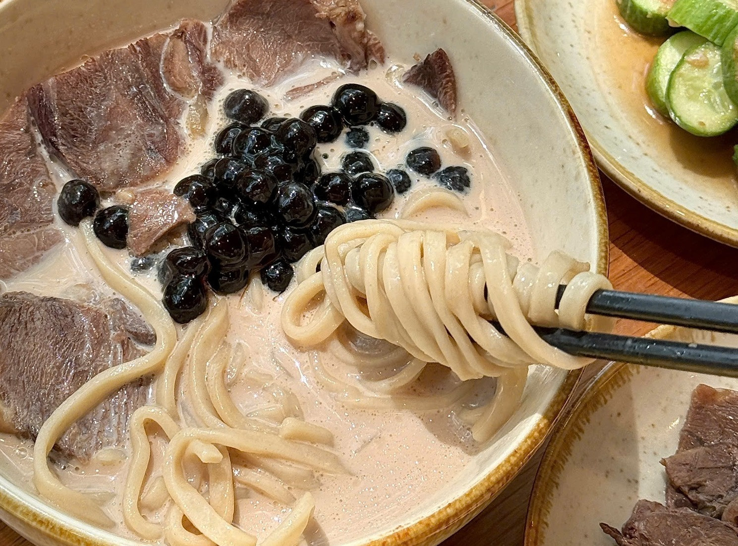 Mỳ trà sữa trân châu bắp bò giá gần 100 nghìn đồng ở Hà Nội gây tranh cãi