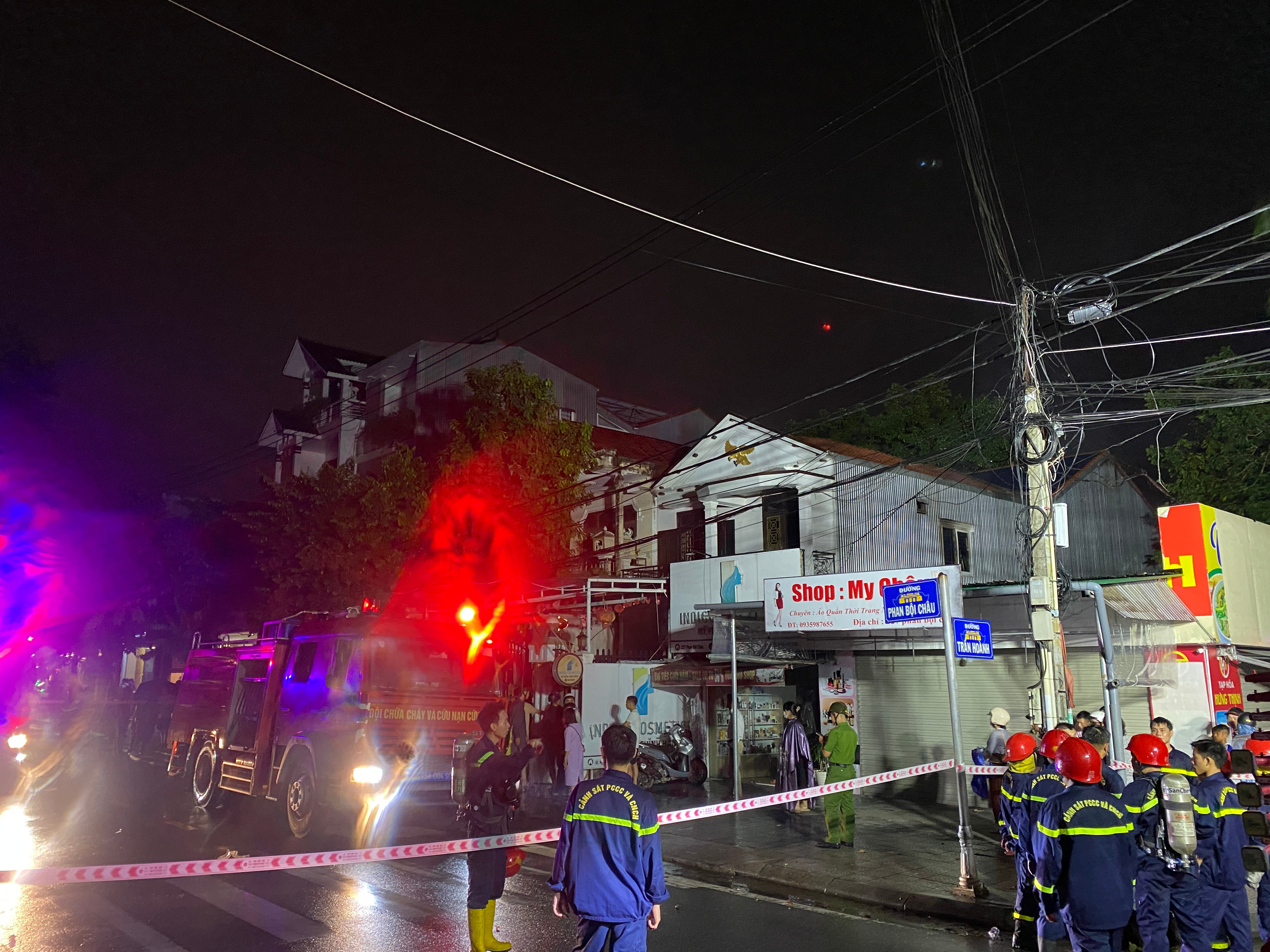 Cháy dữ dội tại cơ sở kinh doanh trầm hương ở Thừa Thiên - Huế