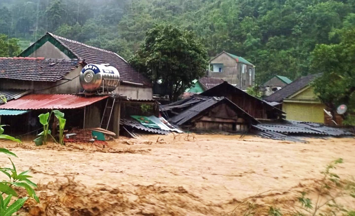 Tin mới nhất về cơn bão số 5 và nguy cơ lũ quét, sạt lở tại 16 tỉnh ngày 2/10