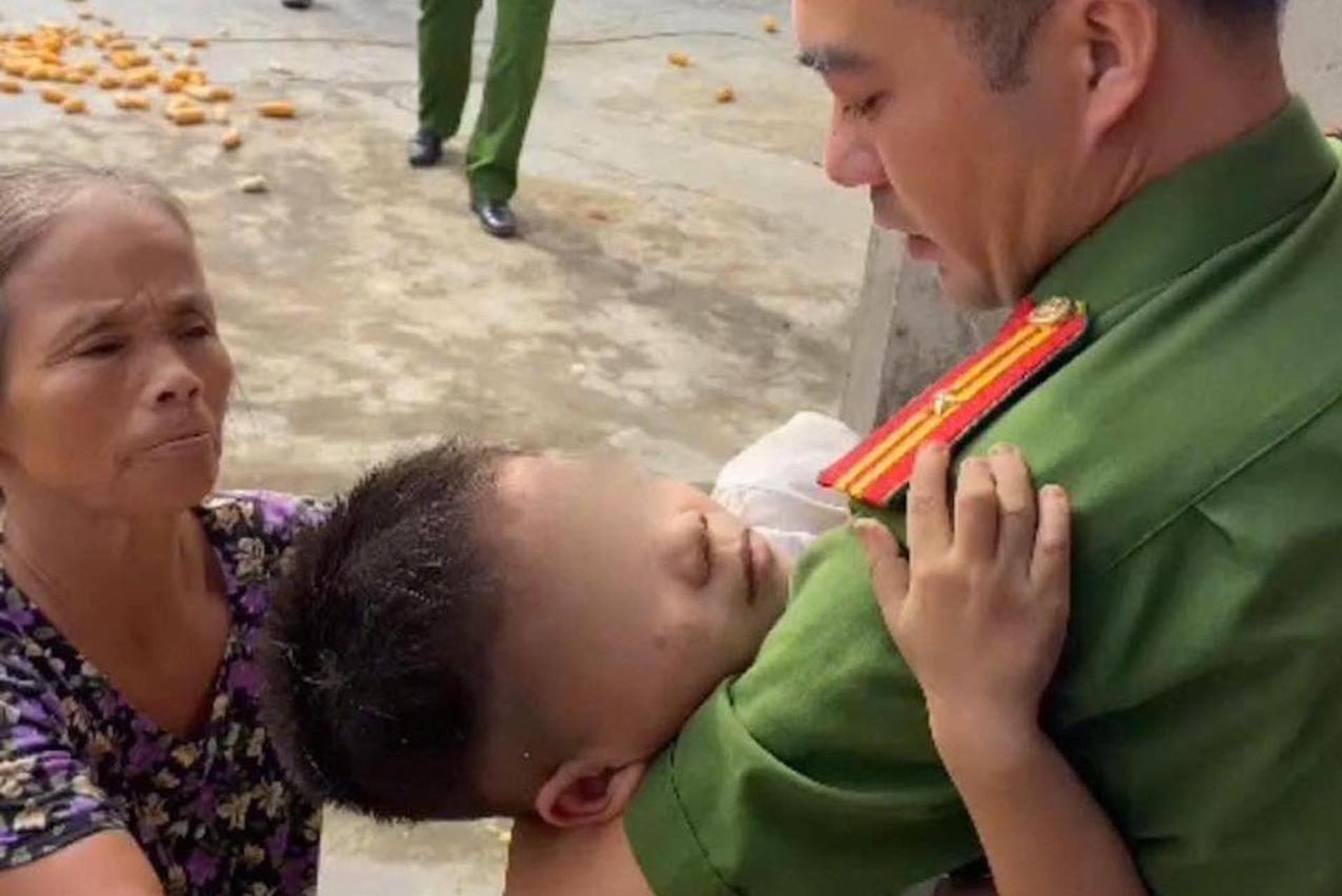 30 cảnh sát giải cứu bé trai 5 tuổi bị kẻ tâm thần kề dao khống chế