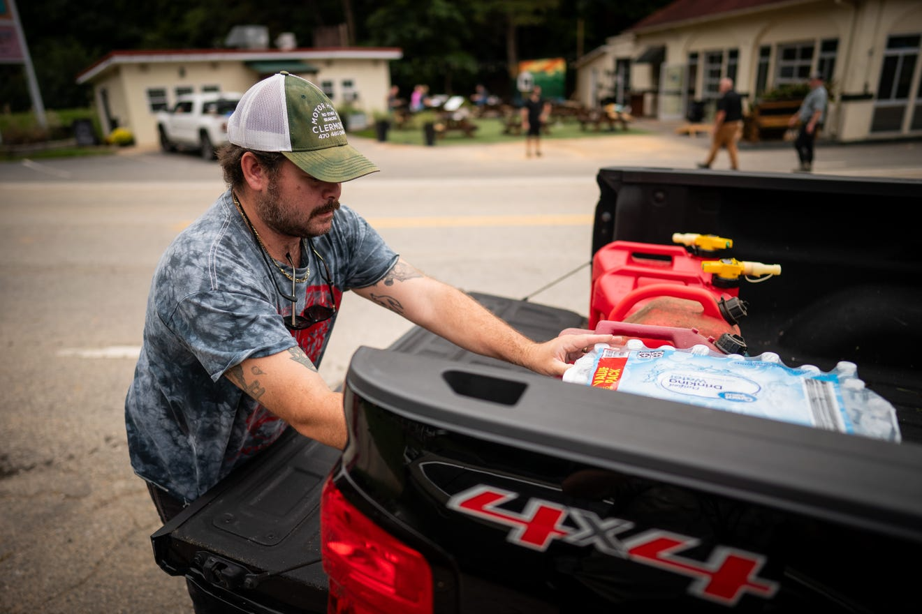 Bão Helene tan đã lâu, người Mỹ vẫn phải chờ nước sạch cả tháng trời