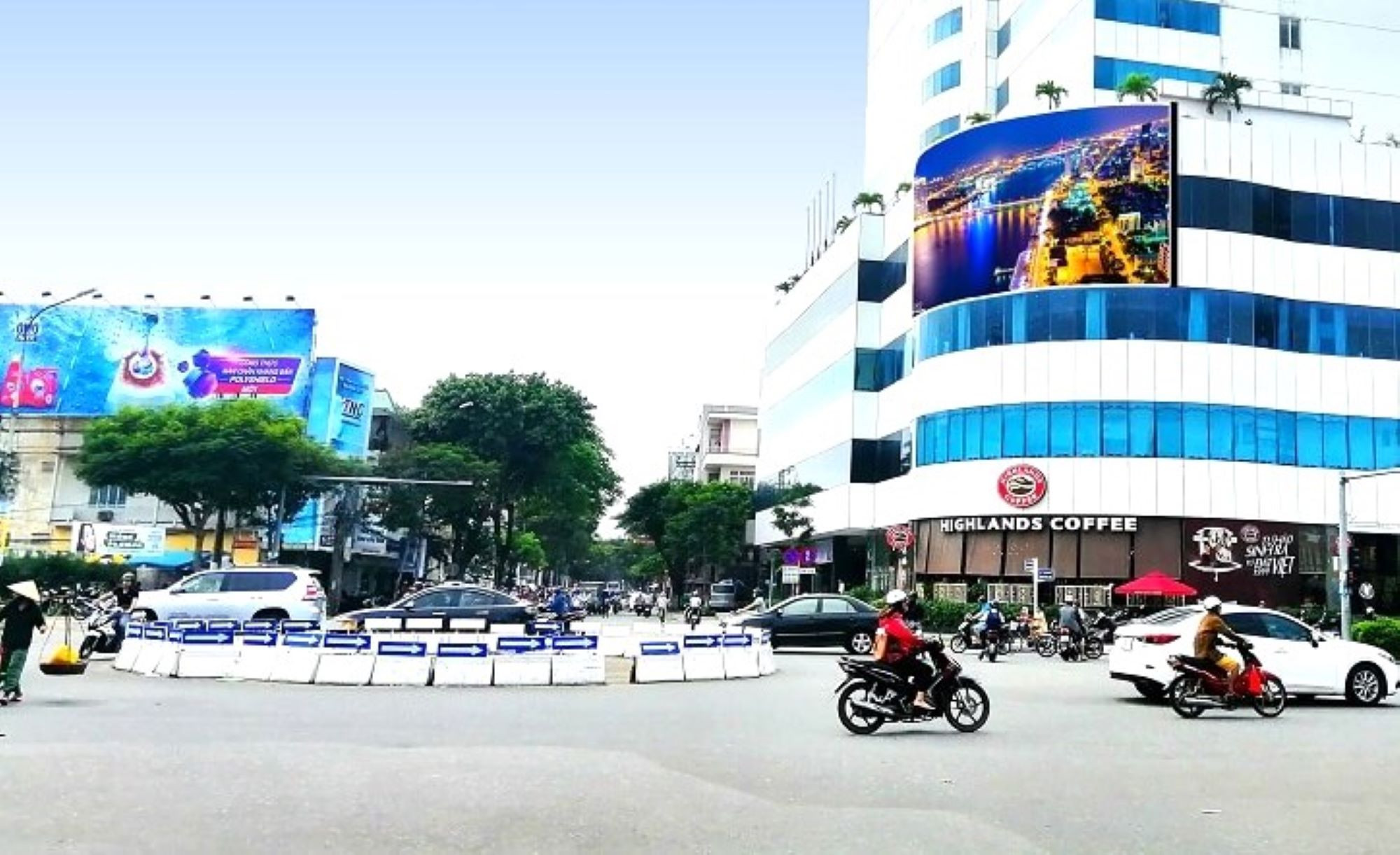 Đi xe qua vòng xuyến có phải bật xi nhan?