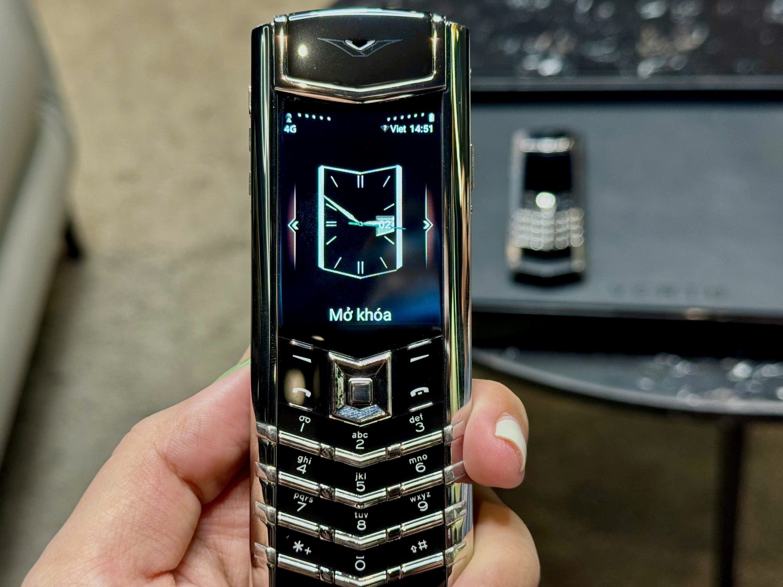 Chiếc Vertu Signature ‘phông bạt’ giống 99% hàng thật, làm sao để phân biệt?