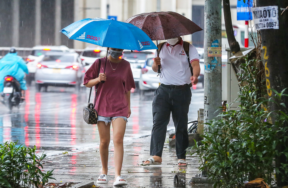 Dự báo thời tiết 10 ngày tới: Miền Bắc mưa lớn, miền Nam nắng nóng cục bộ