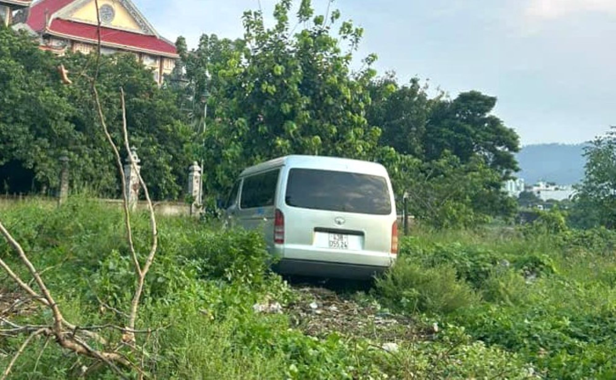 Không chấp hành hiệu lệnh dừng xe, tài xế liên tục lạng lách rồi bỏ trốn