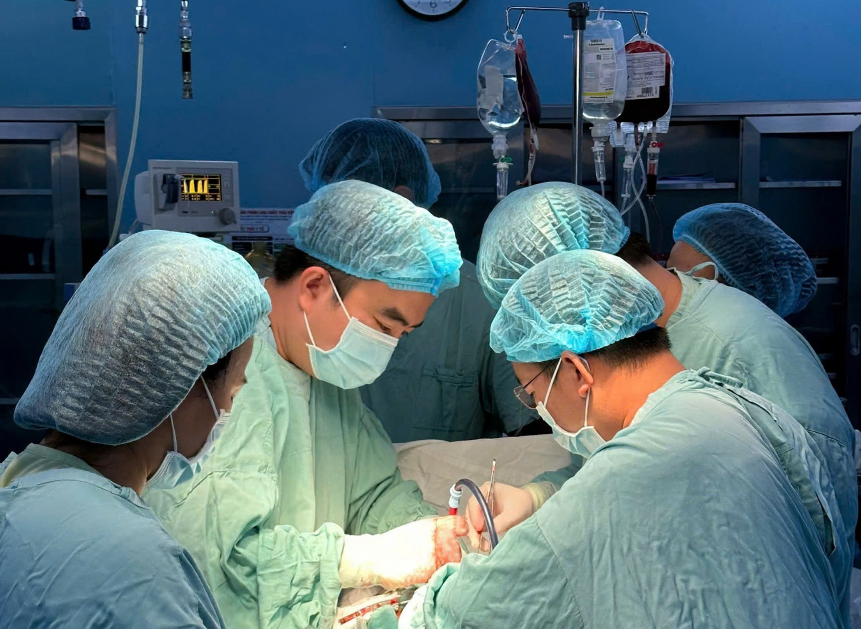 Kích hoạt báo động đỏ, cứu nam bệnh nhân bị vỡ tim do tai nạn giao thông