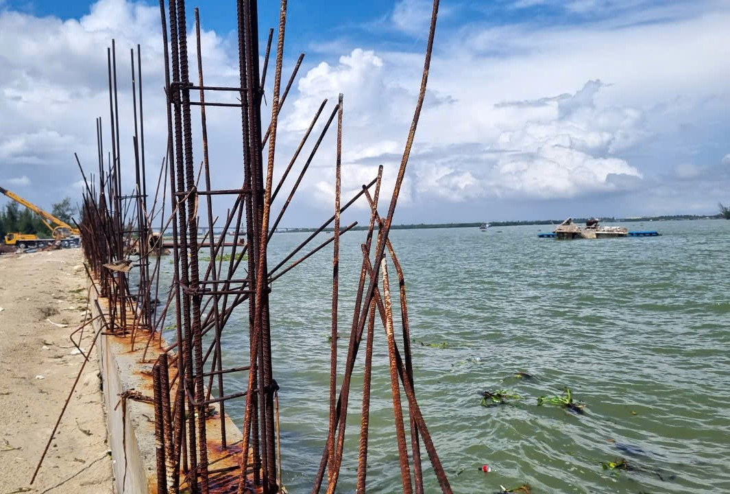 Lo sóng ‘nuốt’ làng, dân dựng kè bê tông cốt thép giữ đất