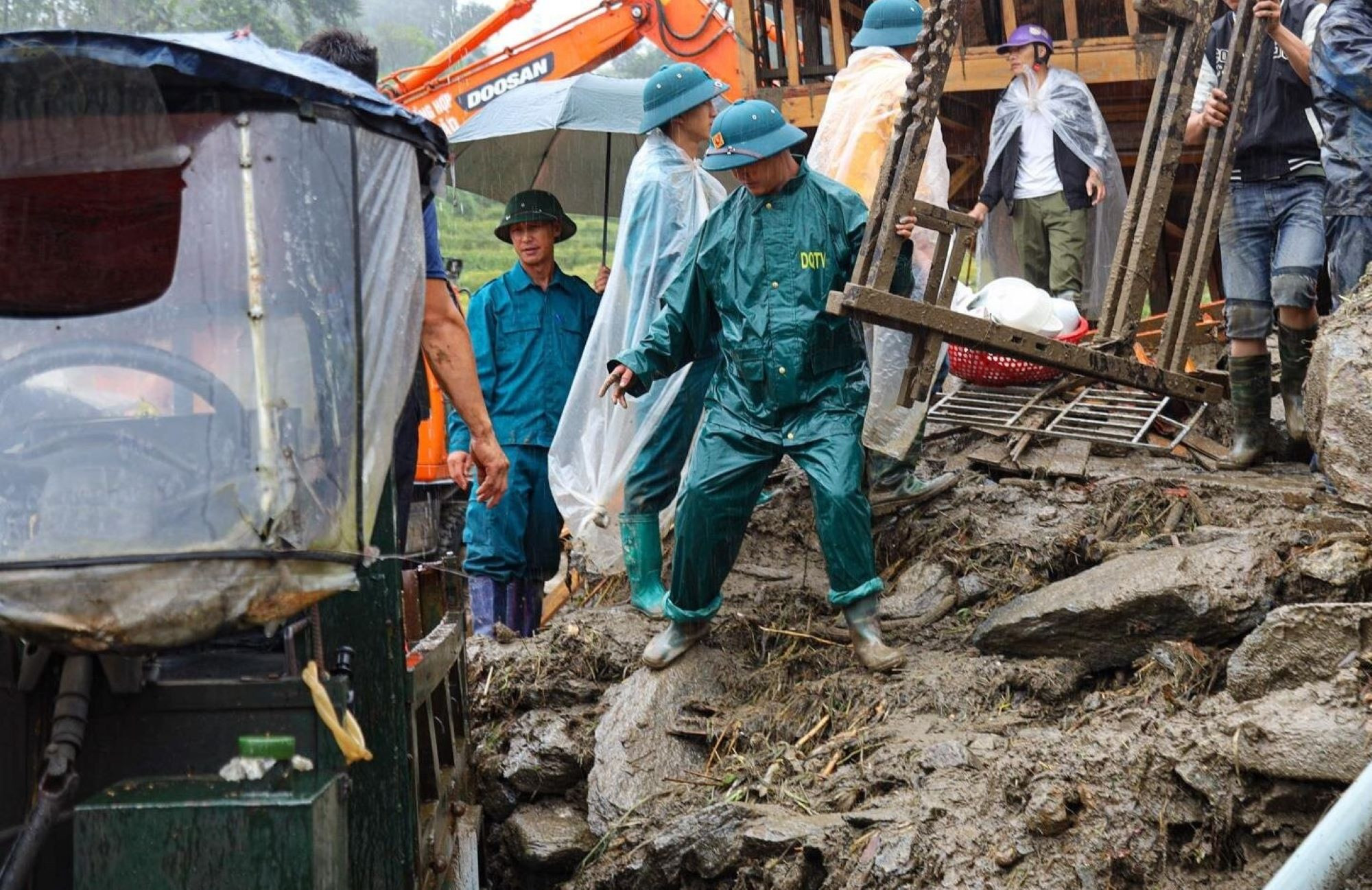 Ăn chặn tiền từ thiện trong bão lũ sẽ bị phạt thế nào?