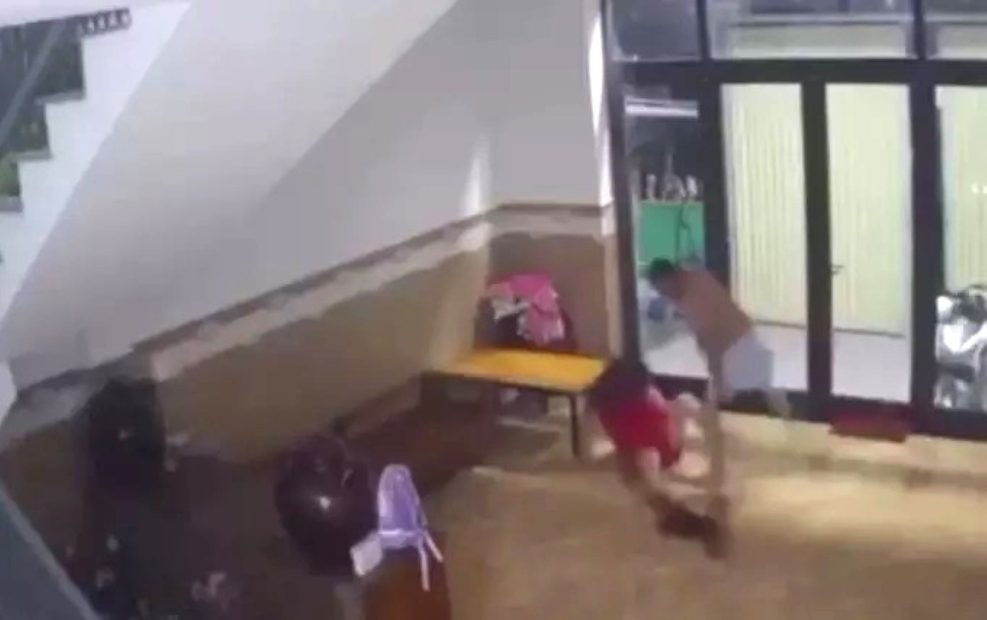 Chia sẻ video hàng xóm đánh nhau lên Facebook có vi phạm pháp luật?