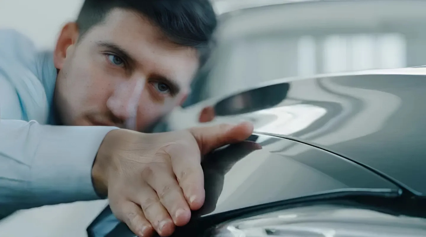 Vì sao người mua ô tô cũ thường dùng tay gõ nhẹ vào thân xe?