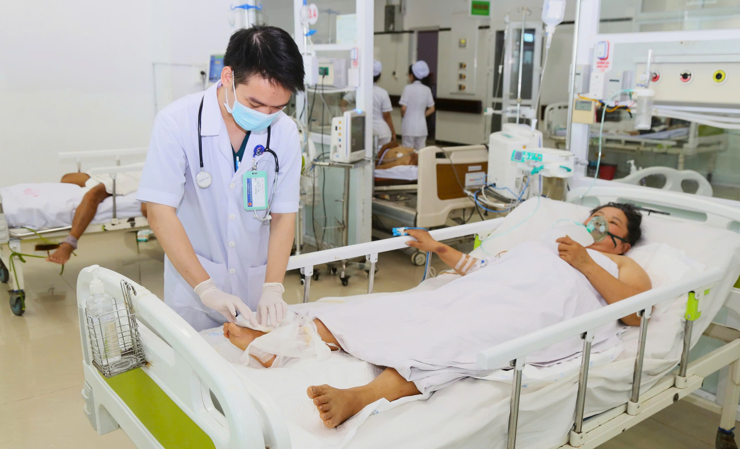 Đến thầy lang chữa rắn cắn, người phụ nữ bị hoại tử chân, suy đa tạng