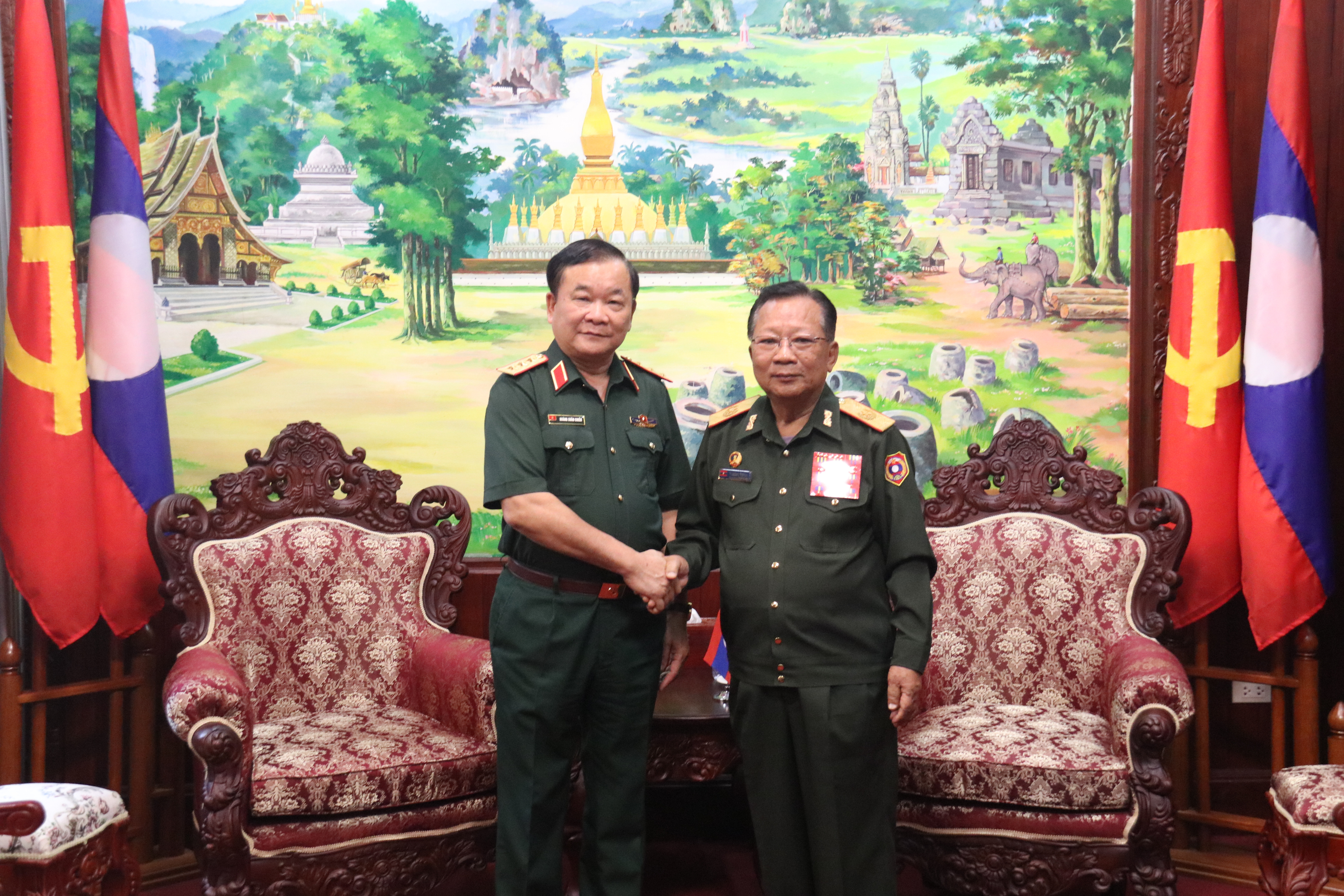 Việt Nam và Lào củng cố quan hệ quốc phòng